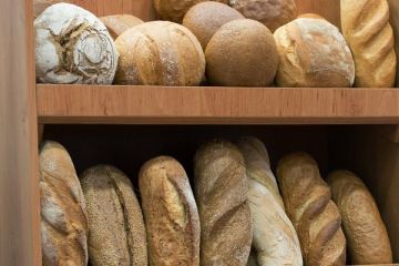 Pretul painii a scazut cu 6%, jumatate din reducerea TVA. Diferenta merge la producatori si retail