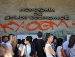 Facultatile din Romania cresc taxele de scolarizare, corporatiile isi transforma angajatii in roboti , iar proprietara magazinelor cu preturi mici Miniprix spune ca online-ul a fost o gura de oxigen in criza