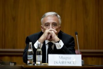 Mugur Isarescu: Bancile nu vor avea incotro si vor trebui sa reduca dobanzile la credite. BNR taie iar dobanda-cheie