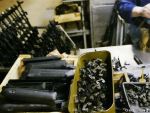 Rusia vinde jumatate din compania care fabrica armele Kalasnikov, pentru 75 milioane dolari