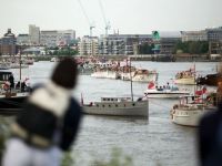 
	30 de pasageri au sarit in apa, dupa ce un vapor a luat foc la Londra
