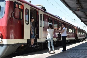 Va intarzie trenul sau autobuzul mai mult de o ora? Companiile, obligate sa va despagubeasca