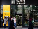 Miliardarul John Paulson si mai multe fonduri de hedging americane investesc in bancile din Grecia