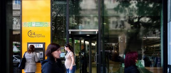 Miliardarul John Paulson si mai multe fonduri de hedging americane investesc in bancile din Grecia