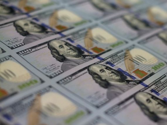 SUA pune in circulatie o noua bancnota de 100 dolari. Elementele care o fac mai greu de falsificat si cum ne afecteaza