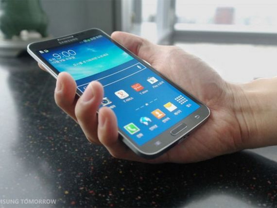 Samsung lanseaza primul smartphone curbat din lume