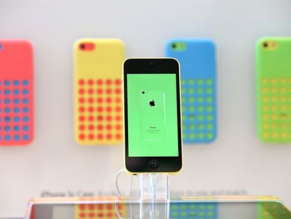 Apple aduce iPhone 5S si 5C pe piata din Romania, din 25 octombrie