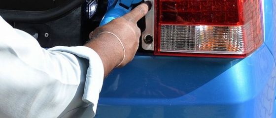 Masina pentru care statul iti da bani ca sa ti-o cumperi. Avantaj: un plin pentru 100 km costa cat o cartela la metrou. Dezavantaj: se descarca precum telefonul
