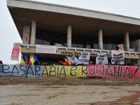 Mii de persoane participa, in Bucuresti, la un mars pentru unirea Basarabiei cu Romania