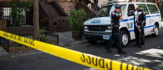 O femeie si patru copii, injunghiati mortal intr-un bloc de locuinte din New York