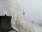 Marea Britanie si vestul Frantei, afectate de o furtuna puternica