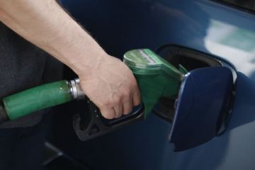 Benzina a coborat sub pragul de 5 lei/l pentru prima data in ultimii patru ani. Cotatiile la pompa: unde sunt cei mai ieftini carburanti din Romania. Preturile ar putea sa scada in continuare