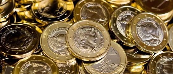 Afacerile si increderea voastra in economia batuta de criza scot capul spre suprafata, salarii in provincie de aproape 1.000 de euro/luna si guvernatorul Isarescu isi deschide pensiune