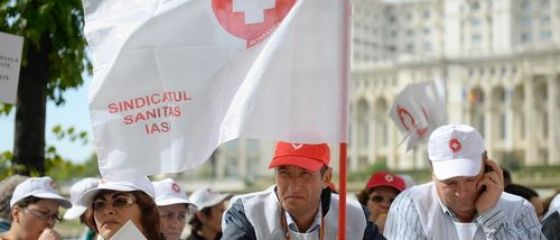 Mii de angajati din sanatate au protestat, sambata, la Guvern