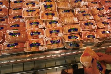 Cea mai ampla actiune de control si sechestru pe carnea de pui facuta vreodata in Romania. Lantul companiei Avicola Calarasi, pus sub cercetare