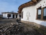 Case din lut, cu sticle montate in pereti si acoperis din iarba, in Buzau. Initiatoarea proiectului vrea sa-l includa intr-un circuit turistic. GALERIE FOTO