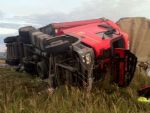 Trafic blocat pe Valea Oltului, dupa ce un tir s-a rasturnat pe sosea