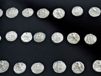 Un lot de 145 de monede de aur dacice, recuperat din Marea Britanie, a fost adus in Romania