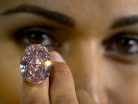 Un diamant albastru spectaculos, estimat la 25 milioane de dolari, scos la licitatie la Geneva