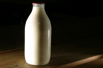 Zeci de mii de fermieri risca sa-si inchida afacerile, de la 1 ianuarie. Schimbarile europene care vizeaza comertul cu lactate