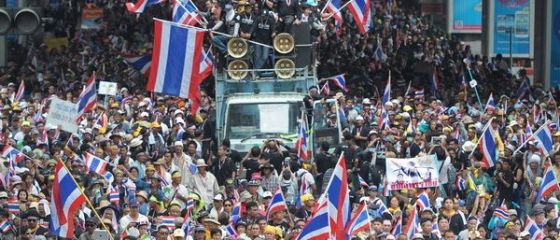 Ministerul Finantelor din Thailanda, luat cu asalt de sute de manifestanti