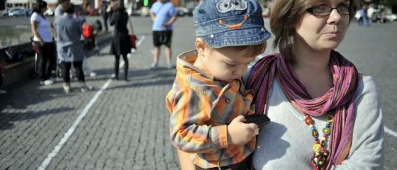 Proiect de lege. Romancele care aduc pe lume un copil ies la pensie mai devreme