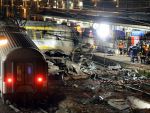Un tren de navetisti a deraiat la New York. Cel putin patru morti