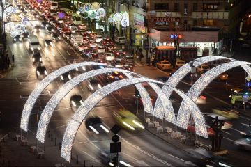 Bucurestiul a imbracat hainele de Craciun. Trei milioane de beculete lumineaza Capitala. FOTO