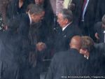Gest istoric. Barack Obama a dat mana cu Raul Castro la ceremonia dedicata lui Mandela