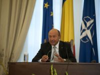 
	Basescu respinge legea prin care presedintele si parlamentarii nu mai sunt functionari publici
