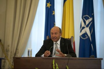 Basescu respinge legea prin care presedintele si parlamentarii nu mai sunt functionari publici