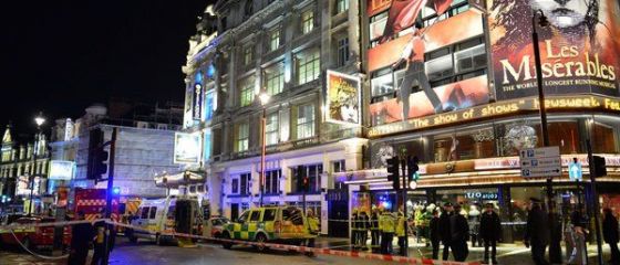 Acoperisul unui teatru din Londra s-a prabusit in timpul unui spectacol. Peste 80 de raniti