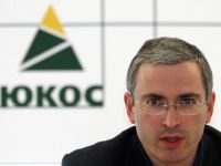 
	Ciocnirea &quot;tarilor&quot; Rusiei. Hodorkovski, oligarhul decazut si inchis pentru ca a indraznit sa-l infrunte pe Putin, gratiat, dar trimis in exil
