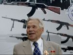 Inventatorul pustii de asalt Kalasnikov, inmormantat cu onoruri in Rusia