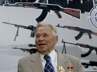 Inventatorul pustii de asalt Kalasnikov, inmormantat cu onoruri in Rusia