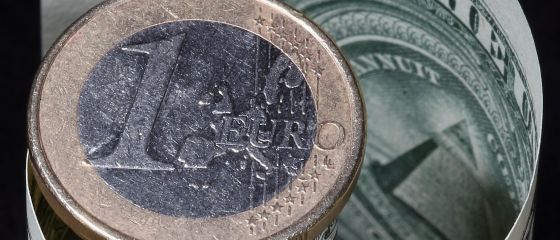 Euro s-a apreciat la maximul a peste 2 ani fata de dolar