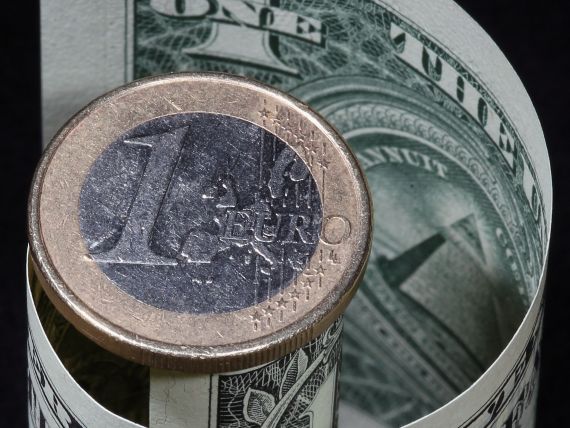 Euro s-a apreciat la maximul a peste 2 ani fata de dolar