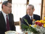Gafa a echipei de comunicare a premierului. Ponta apare intr-o fotografie cu Regele Mihai, stand la masa, la Savarsin, desi Majestatea Sa a lipsit de la reuniune