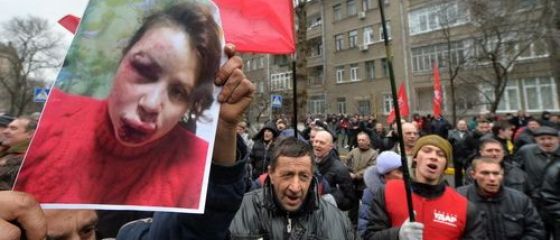 Zeci de mii de persoane protesteaza la Kiev, denuntand agresarea unei jurnaliste de opozitie