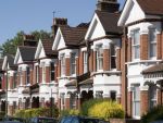 Peste un milion de britanici si-ar putea pierde locuintele daca banca centrala creste dobanda
