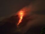Vulcanul Sinabung a erupt de noua ori noaptea trecuta. Mii de persoane isi parasesc locuintele