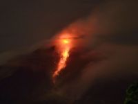 Vulcanul Sinabung a erupt de noua ori noaptea trecuta. Mii de persoane isi parasesc locuintele
