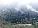 Dupa indelungi negocieri, angajatii combinatului ArcelorMittal din Galati obtin salarii majorate cu 6 procente