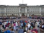 16 luni de inchisoare pentru barbatul care a incercat sa intre in Palatul Buckingham cu un cutit