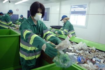 Drumul deseurilor reciclabile spre valorificare. Cum ajunge gunoiul din ghenele romanilor in fabrici din intreaga Europa, pe bani grei