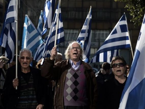 Aproape jumatate dintre familiile din Grecia supravietuiesc din pensiile batranilor