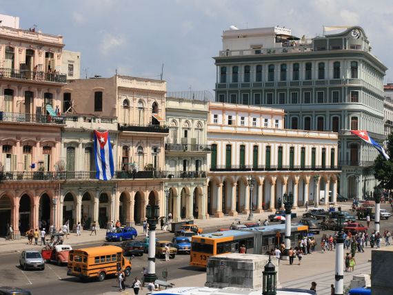 Cuba, coplesita de recordul de turisti straini, veniti dupa reluarea relatiilor cu SUA. Havana construieste hoteluri si extinde aeroportul