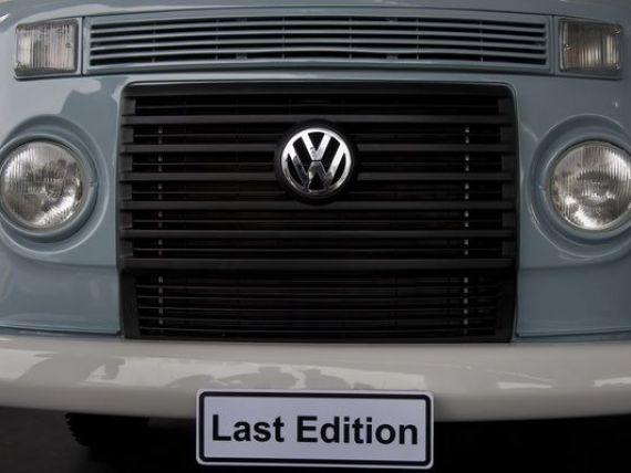 Sfarsitul unei ere. Ultimul Volkswagen Kombi a iesit pe poarta fabricii din Brazilia si a fost vandut in Marea Britanie