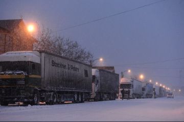 Ciclonul care a adus iarna peste Romania a lovit si economia. Transportatorii: daca jumatate dintre masinile noastre raman in nameti, pierderile ajung la 10 mil. euro/zi