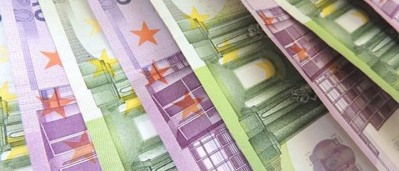 Cat te costa sa imprumuti 10.000 de euro de la banci, leul a avut cel mai slab inceput de an din 2010 si povestea antreprenoarei care a furat meserie de la Steve Jobs, iar acum castiga 33 mil. dolari din propria inventie
